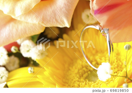 お花の中のダイヤの指輪 69819850