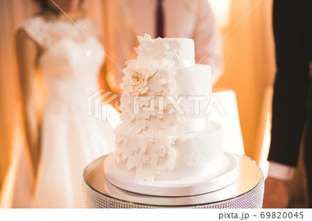 Luxury decorated wedding cake on the table 69820045