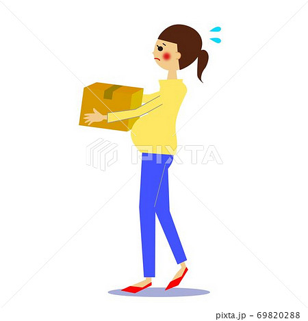 重たい荷物を運ぶ妊婦 69820288