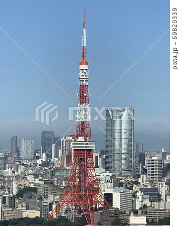 昼の東京タワーを正面からみた景色は青空がとても綺麗の写真素材