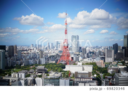 昼の東京タワーを正面からみた景色は青空がとても綺麗 昼の東京タワーを正面からみた景色は青空がとても綺麗 69820346