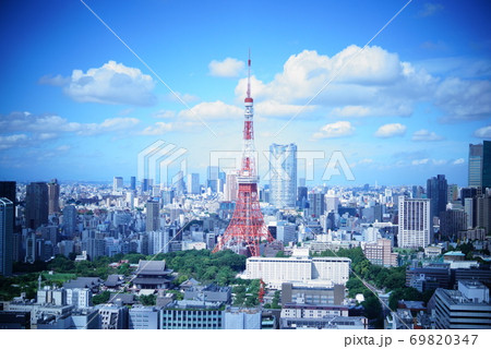 昼の東京タワーを正面からみた景色は青空がとても綺麗 69820347