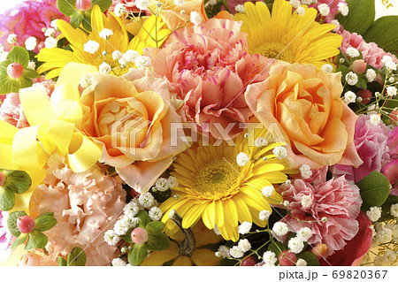 色々な花が集まってできたカラフルな花束の写真素材