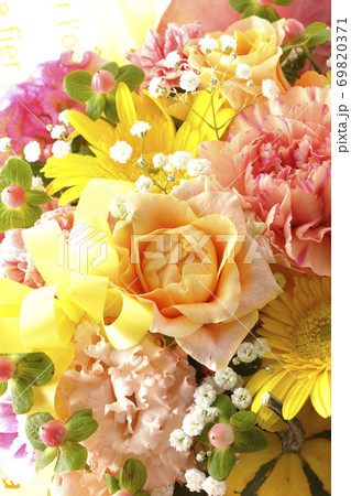 色々な花が集まってできたカラフルな花束 69820371