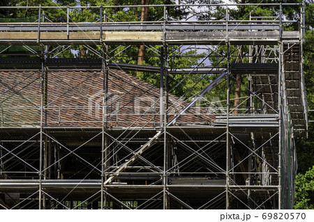 吹屋ふるさと村　吹屋の町並み　改修中の吹屋小学校　岡山県高梁市 69820570