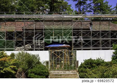 吹屋ふるさと村　吹屋の町並み　改修中の吹屋小学校　岡山県高梁市 69820572