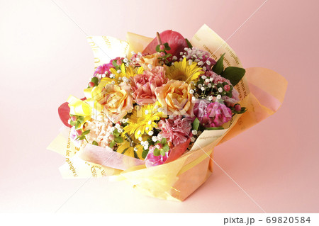 色々な花が集まってできたカラフルな花束 色々な花が集まってできたカラフルな花束 69820584