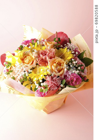 色々な花が集まってできたカラフルな花束 色々な花が集まってできたカラフルな花束 69820588