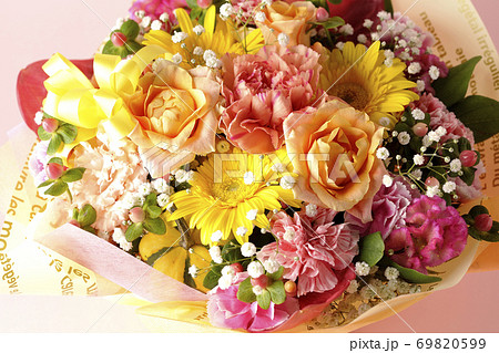 色々な花が集まってできたカラフルな花束の写真素材