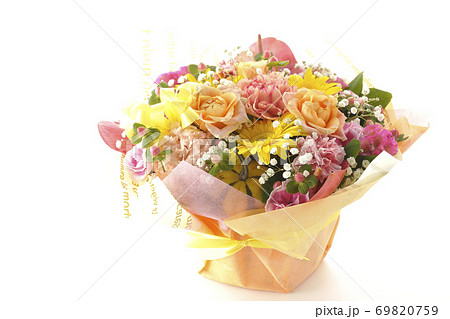 色々な花が集まってできたカラフルな花束 白背景 の写真素材