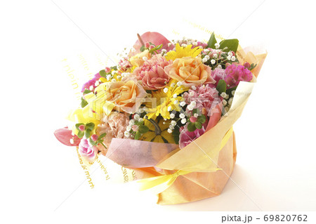 色々な花が集まってできたカラフルな花束 白背景 の写真素材