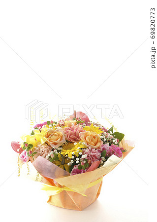 色々な花が集まってできたカラフルな花束（白背景） 69820773