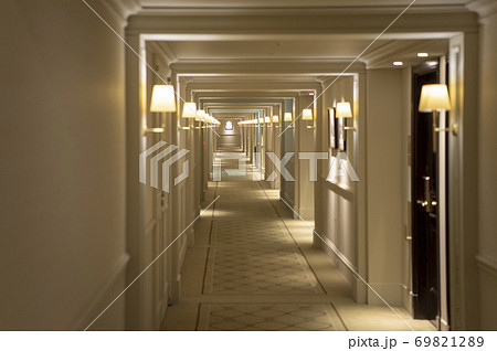 ラグジュアリーホテルの長い廊下の写真素材 6912 ラグジュアリーホテルの長い廊下の写真素材 6912