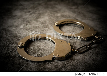 手錠　逮捕 69821503
