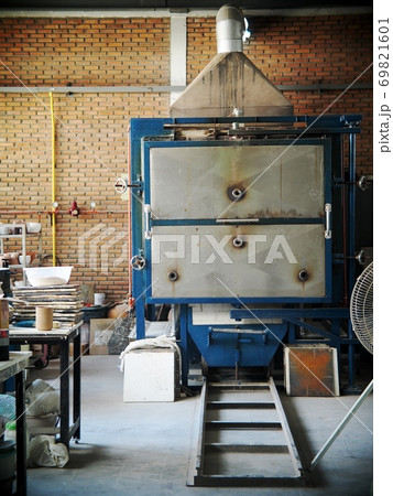 middle size ceramic gas fuel kiln using in a demonstration factory of an industrial design school middle size ceramic gas fuel kiln using in a demonstration factory of an industrial design school 69821601
