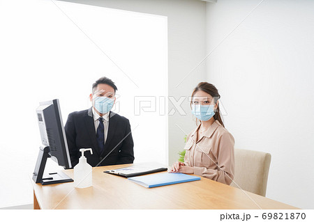 感染症対策をしてオフィスで働くビジネスパーソン 69821870