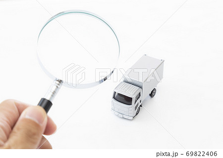 自動車と虫眼鏡 自動車と虫眼鏡 69822406