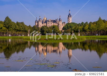Beautiful fairytale castle in Schwerin on a summer day Beautiful fairytale castle in Schwerin on a summer day 69822581