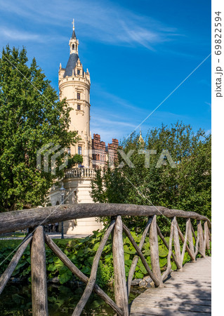 Beautiful fairytale castle in Schwerin on a summer day Beautiful fairytale castle in Schwerin on a summer day 69822594