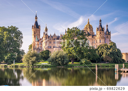 Beautiful fairytale castle in Schwerin, view from the pier Beautiful fairytale castle in Schwerin, view from the pier 69822629