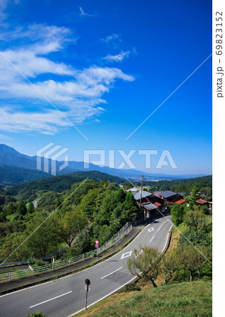 岐阜県　中津川市　馬籠宿の古い町並みと青空と道路 69823152