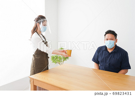コロナウイルスの予防を徹底するカフェスタッフ 69823431