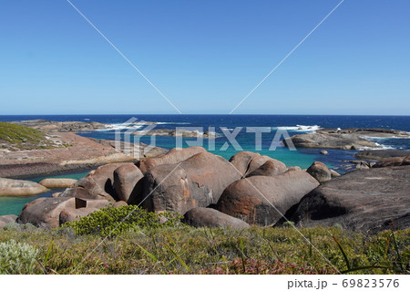 岩で囲まれた白い砂浜のきれいなビーチ グリーンプール 西オーストラリアパースから南へ400km 岩で囲まれた白い砂浜のきれいなビーチ グリーンプール 西オーストラリアパースから南へ400km 69823576