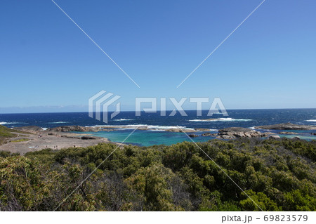 岩で囲まれた白い砂浜のきれいなビーチ グリーンプール 西オーストラリアパースから南へ400km 岩で囲まれた白い砂浜のきれいなビーチ グリーンプール 西オーストラリアパースから南へ400km 69823579