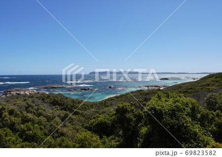 岩で囲まれた白い砂浜のきれいなビーチ　グリーンプール　西オーストラリアパースから南へ400km 69823582