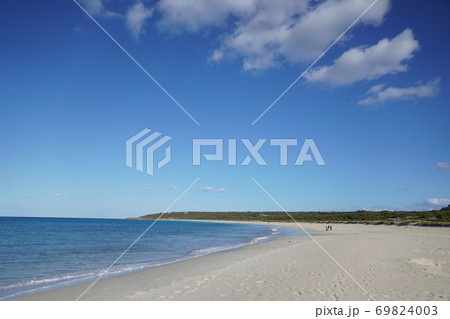 青空に白砂のとてもきれいなビーチ　オーストラリア　パース　バンカーベイビーチ　マーガレットリバー 69824003