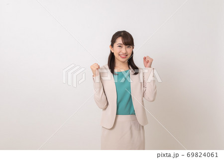 明るく爽やかな笑顔のスーツのビジネスウーマン 明るく爽やかな笑顔のスーツのビジネスウーマン 69824061