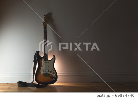 Electro guitar with cable 69824740