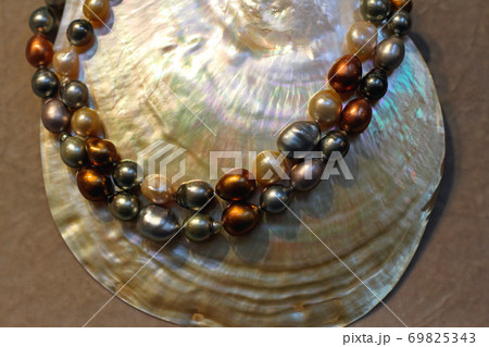 Natural pearls necklace 69825343