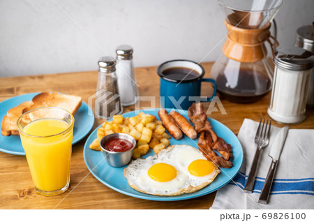 traditional american breakfast on wooden table traditional american breakfast on wooden table 69826100