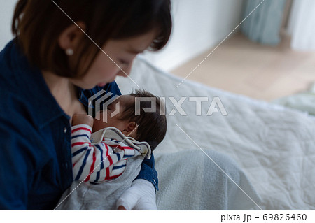授乳する赤ちゃん 69826460