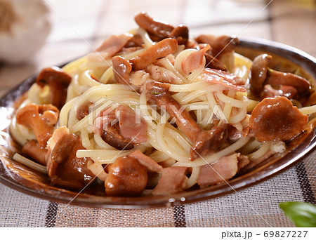 Spaghetti pasta with chanterelles and ham 69827227