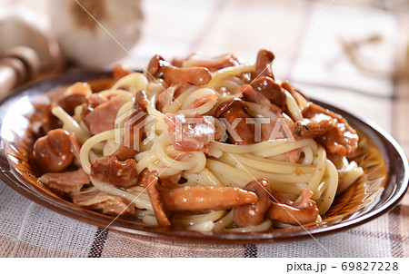 Spaghetti pasta with chanterelles and ham 69827228
