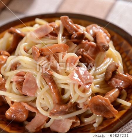 Spaghetti pasta with chanterelles and ham Spaghetti pasta with chanterelles and ham 69827231
