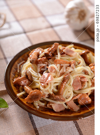 Spaghetti pasta with chanterelles and ham Spaghetti pasta with chanterelles and ham 69827233
