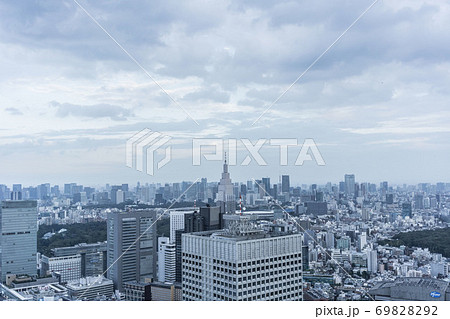 東京西新宿の高層ビルからの眺め 69828292