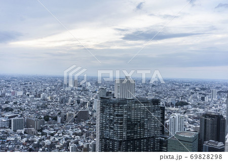 東京西新宿の高層ビルからの眺め 69828298