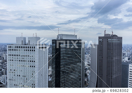 東京西新宿の高層ビルからの眺め 69828302