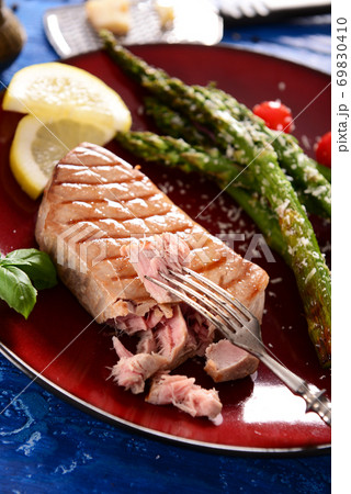 Grilled Tuna steak with roasted asparagus and parmesan 69830410