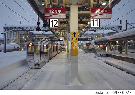 冬の大曲駅に停車中の田沢湖線701系(未更新車:盛岡⇔秋田) 冬の大曲駅に停車中の田沢湖線701系(未更新車:盛岡⇔秋田) 69830927