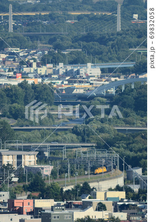 忠別川とそこに架かる橋をバックに旭川を出発する「THE ROYAL EXPRESS」（回送列車） 69832058