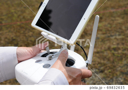 ドローンを操縦する ドローンを操縦する 69832635