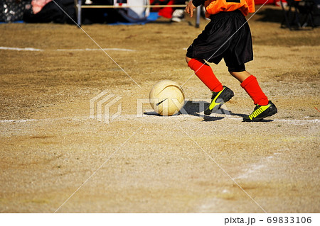 華麗なドリブルを披露する少年 69833106