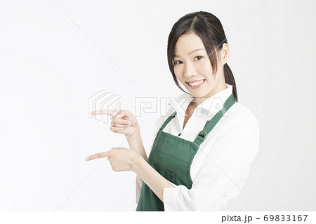指差しをする女性店員 69833167