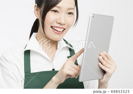 注文を聞く女性店員 69833325