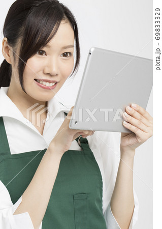 注文を聞く女性店員 注文を聞く女性店員 69833329